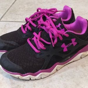 💜Like new Black & Fuchsia 4D Under Armour Shoes💜